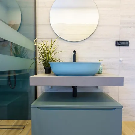 Lucy's Flowers Apartment